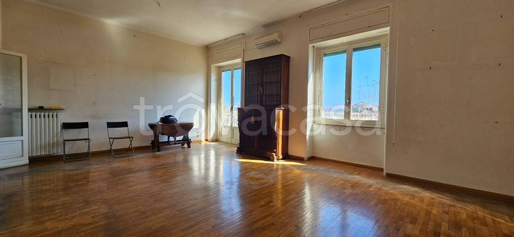 appartamento in vendita a Napoli in zona Chiaia