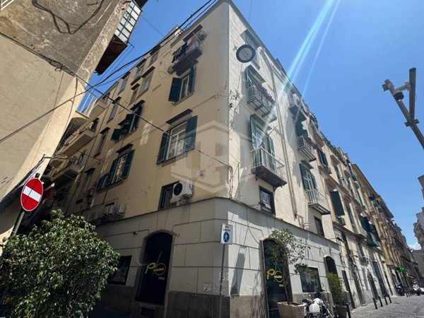 appartamento in vendita a Napoli in zona Chiaia