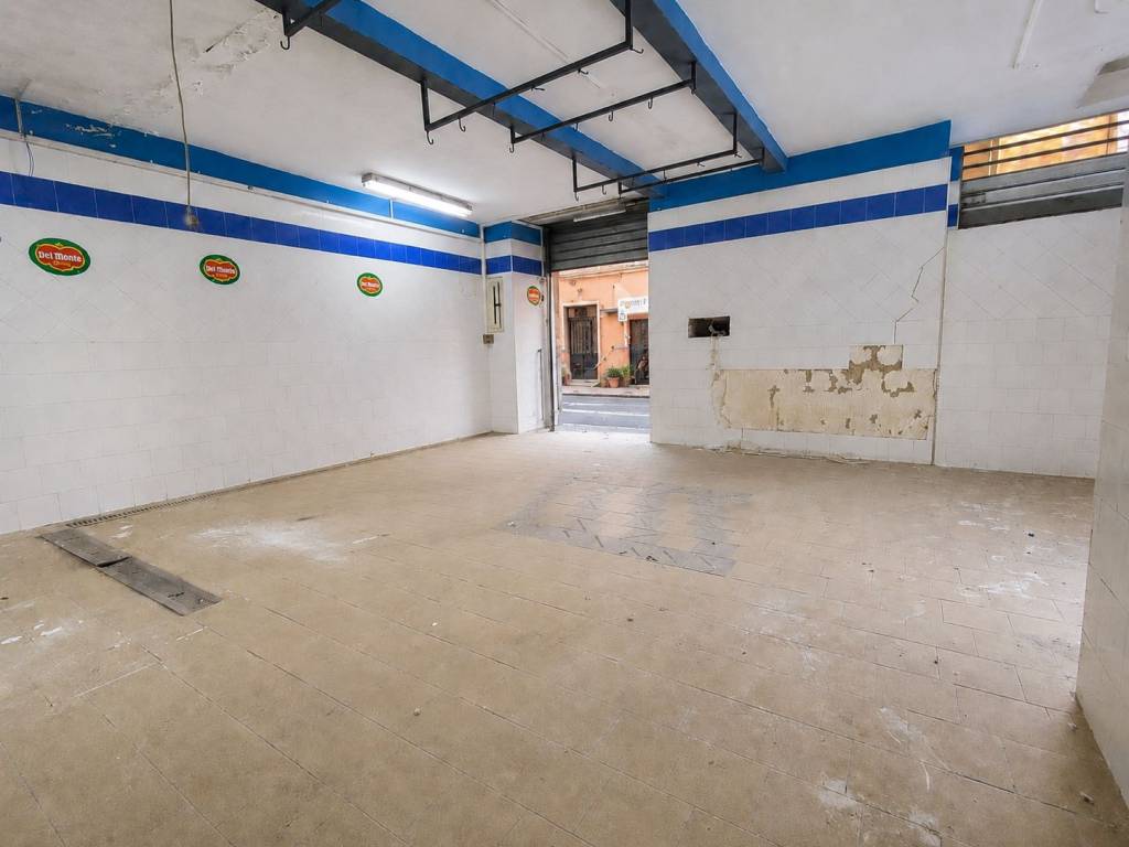 negozio in vendita a Napoli in zona San Carlo all'Arena