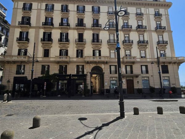 appartamento in vendita a Napoli in zona Chiaia