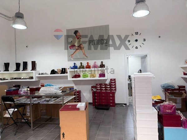 locale commerciale in vendita a Napoli in zona Mercato