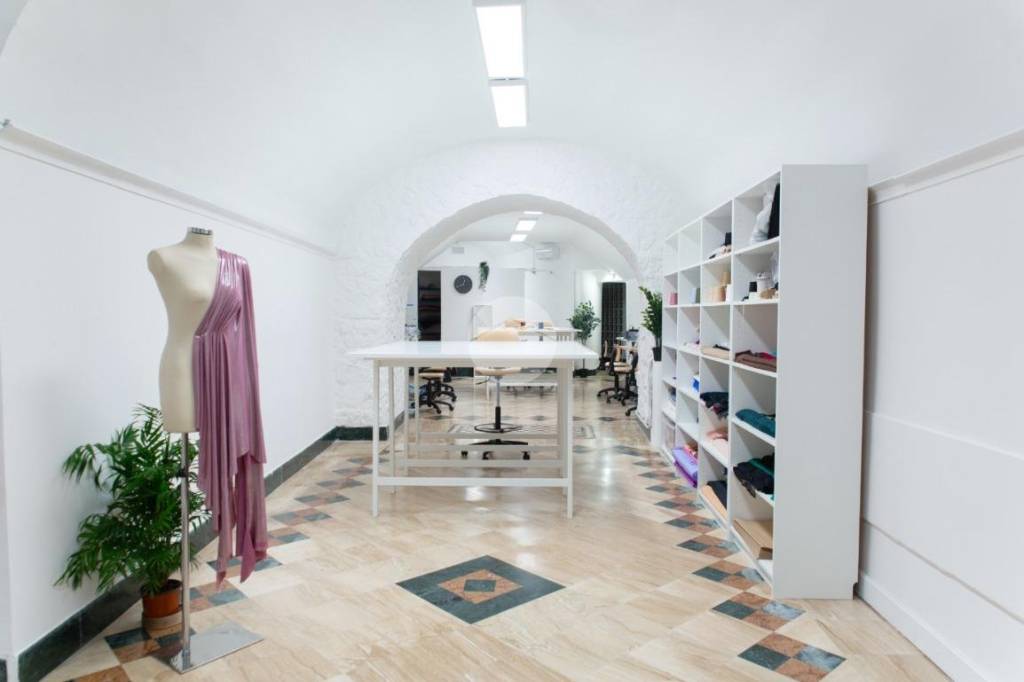 locale commerciale in vendita a Napoli in zona Arenella