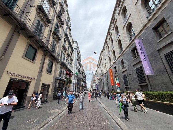 negozio in vendita a Napoli in zona Porto