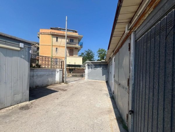 casa indipendente in vendita a Napoli in zona San Carlo all'Arena