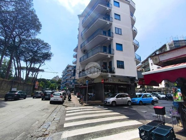 locale commerciale in vendita a Napoli in zona Capodimonte / Colli Aminei