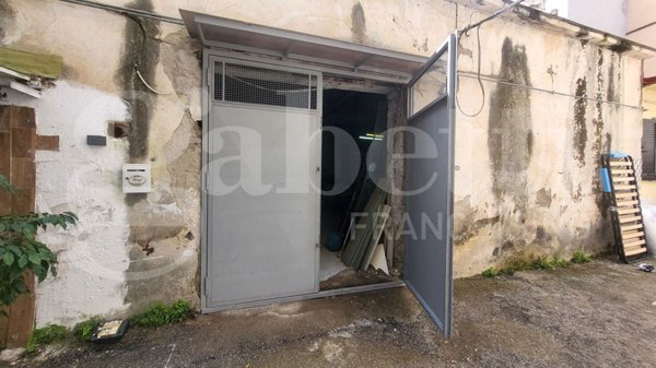 locale di sgombero in vendita a Napoli in zona Bagnoli