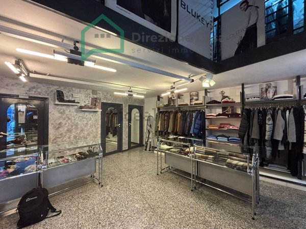 locale commerciale in vendita a Napoli in zona Pendino / San Giuseppe