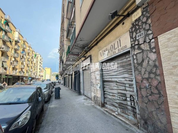 negozio in vendita a Napoli in zona Fuorigrotta