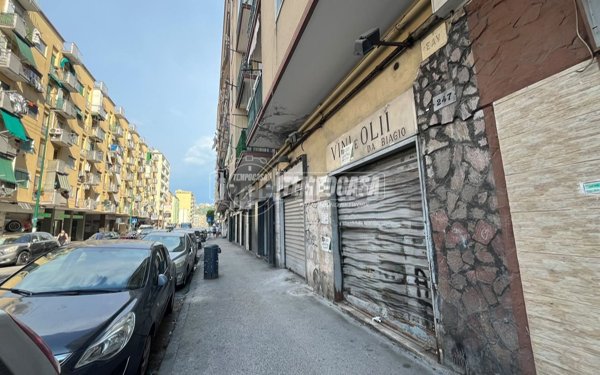 locale commerciale in vendita a Napoli in zona Fuorigrotta