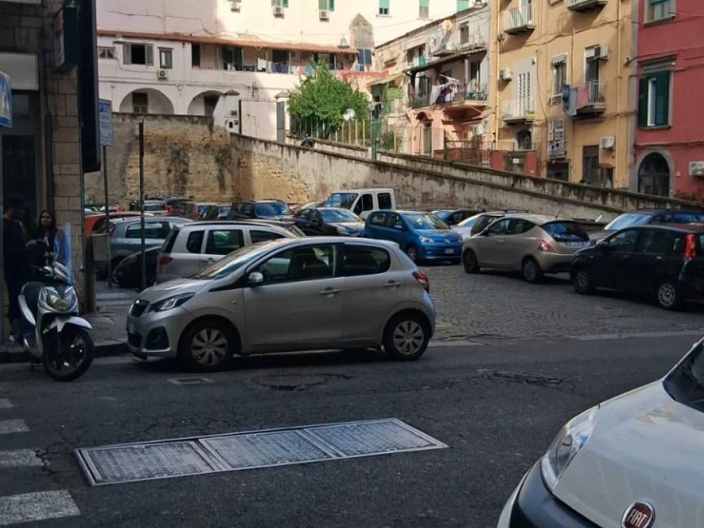 negozio in vendita a Napoli in zona Chiaia