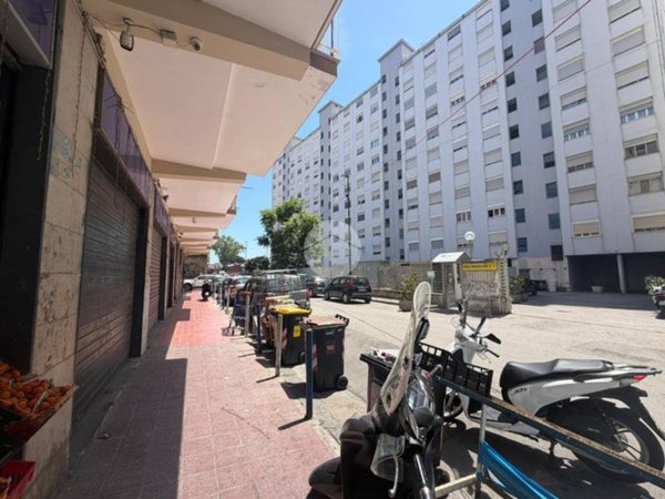 negozio in vendita a Napoli in zona Poggioreale