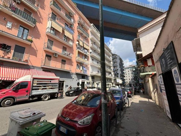 negozio in vendita a Napoli in zona San Carlo all'Arena