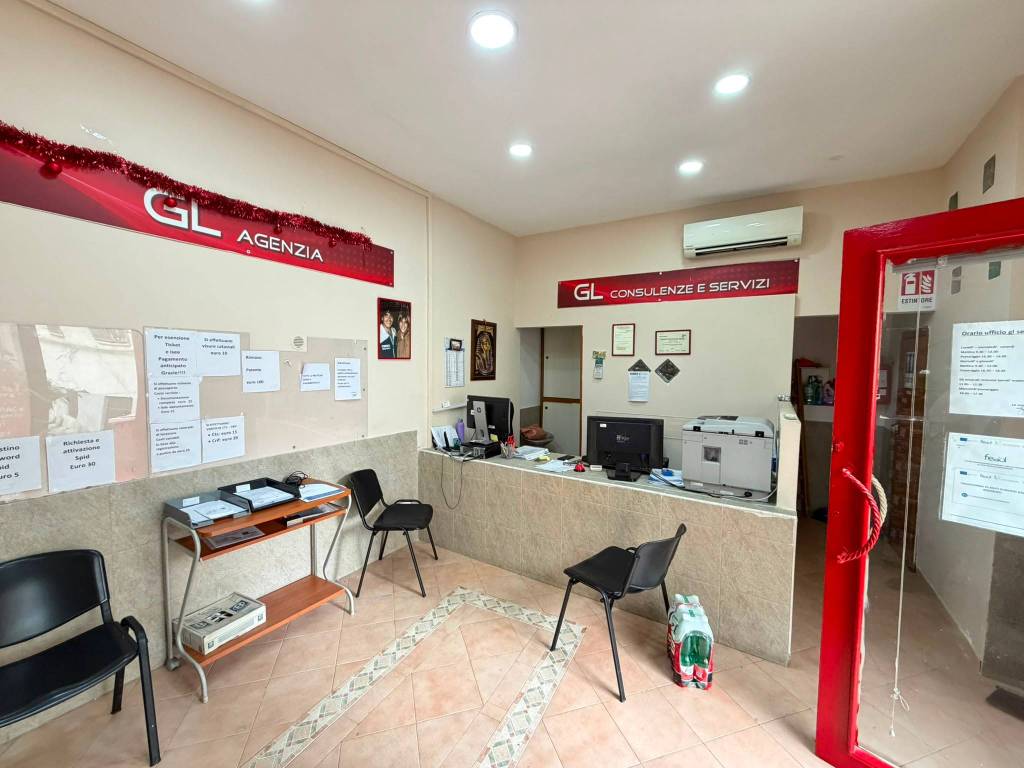 negozio in vendita a Napoli in zona Fuorigrotta