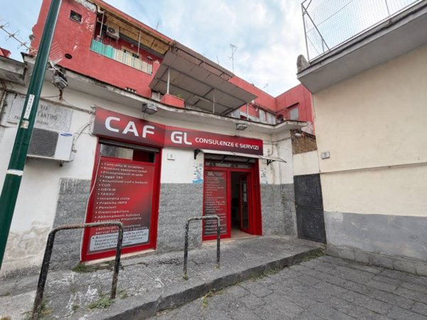 negozio in vendita a Napoli in zona Fuorigrotta