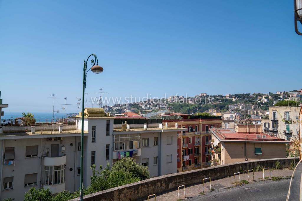 appartamento in vendita a Napoli in zona Chiaia
