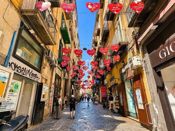 appartamento in vendita a Napoli in zona San Lorenzo