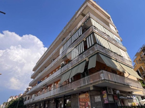 appartamento in vendita a Napoli in zona San Carlo all'Arena