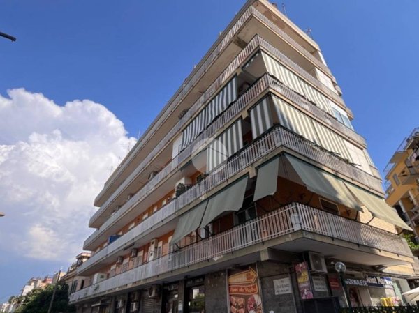 appartamento in vendita a Napoli in zona San Carlo all'Arena