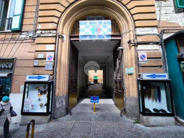 locale commerciale in vendita a Napoli in zona Vomero