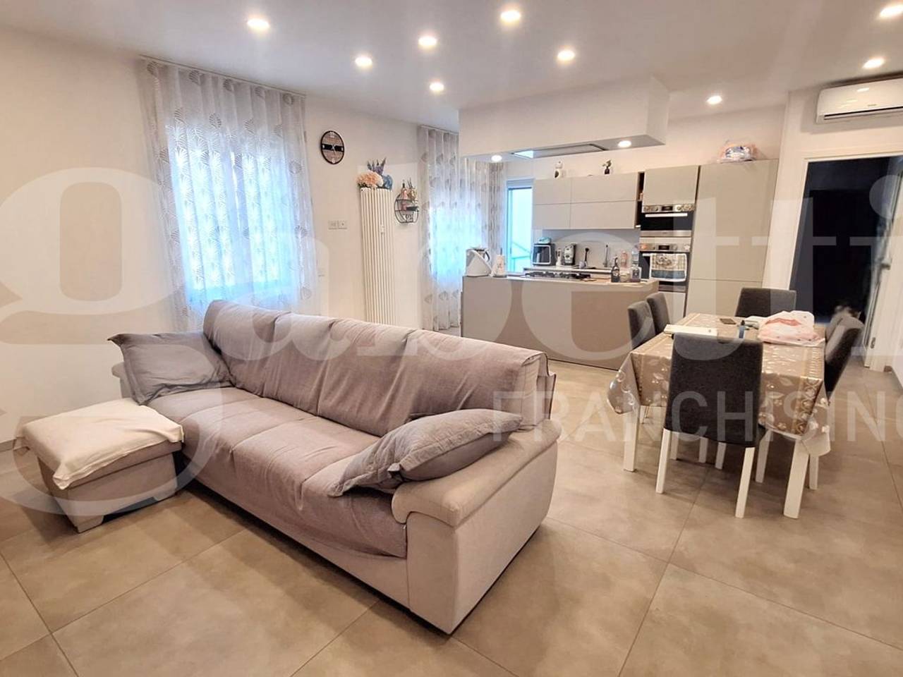 appartamento in vendita a Napoli in zona San Carlo all'Arena