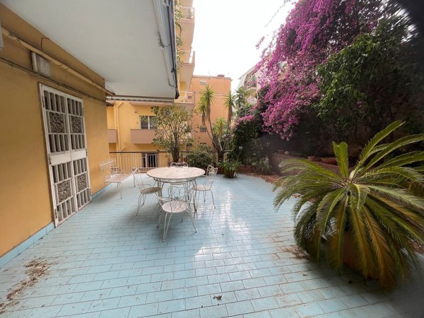 appartamento in vendita a Napoli in zona Chiaia