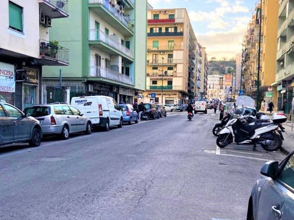 negozio in vendita a Napoli in zona Fuorigrotta