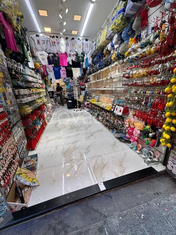 negozio in vendita a Napoli in zona San Ferdinando