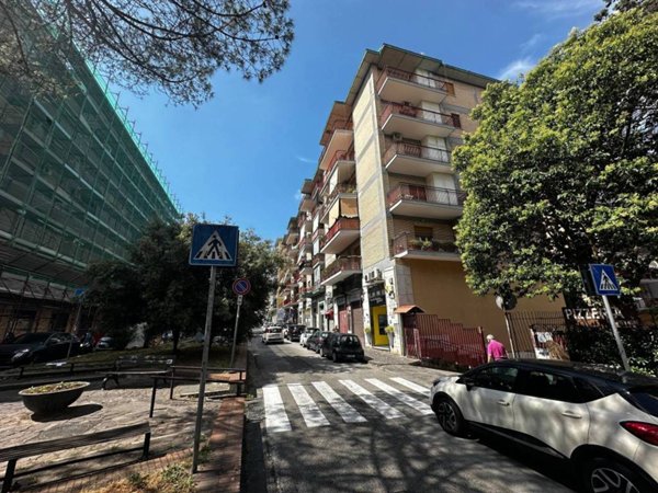 negozio in vendita a Napoli in zona Capodimonte / Colli Aminei