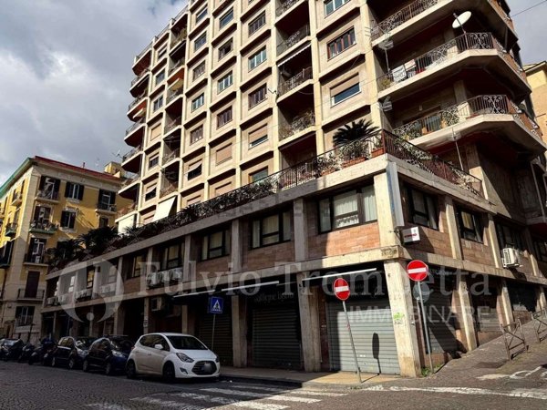 locale commerciale in vendita a Napoli in zona Chiaia