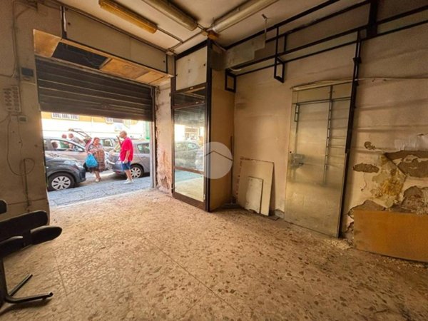 negozio in vendita a Napoli in zona San Carlo all'Arena