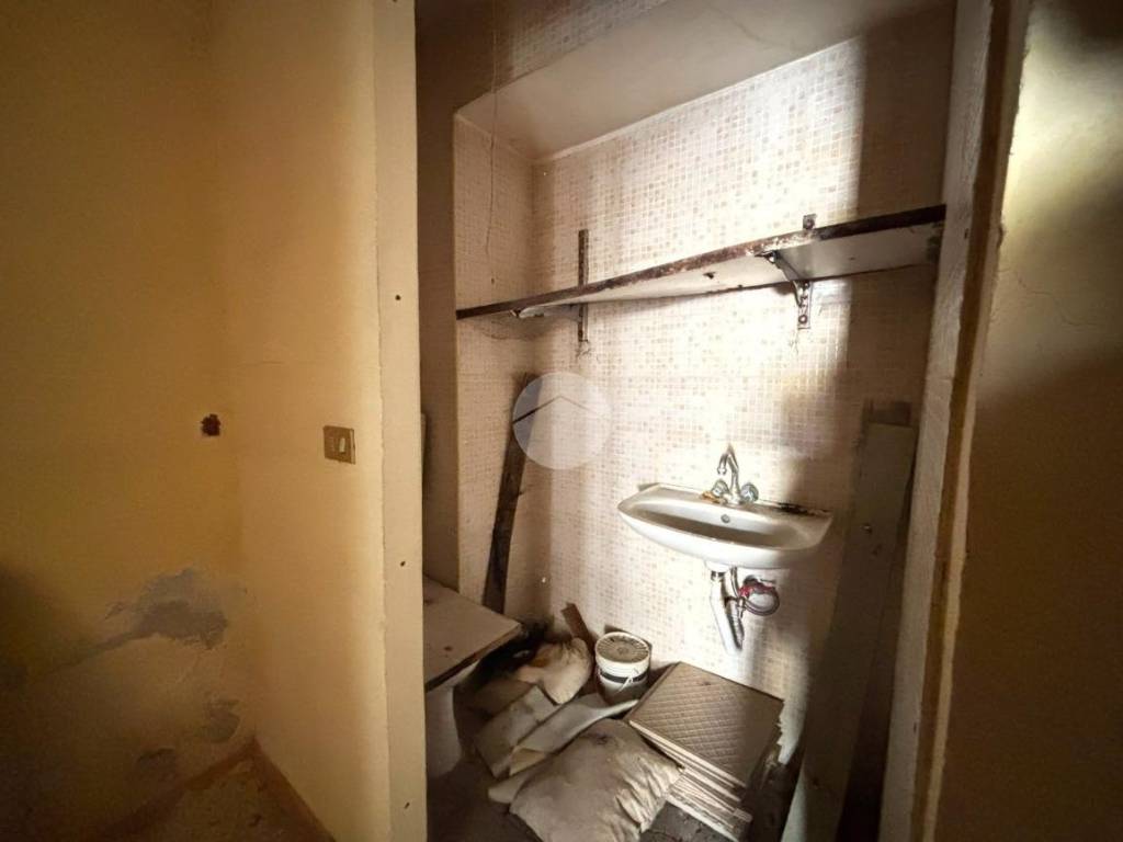 negozio in vendita a Napoli in zona San Carlo all'Arena