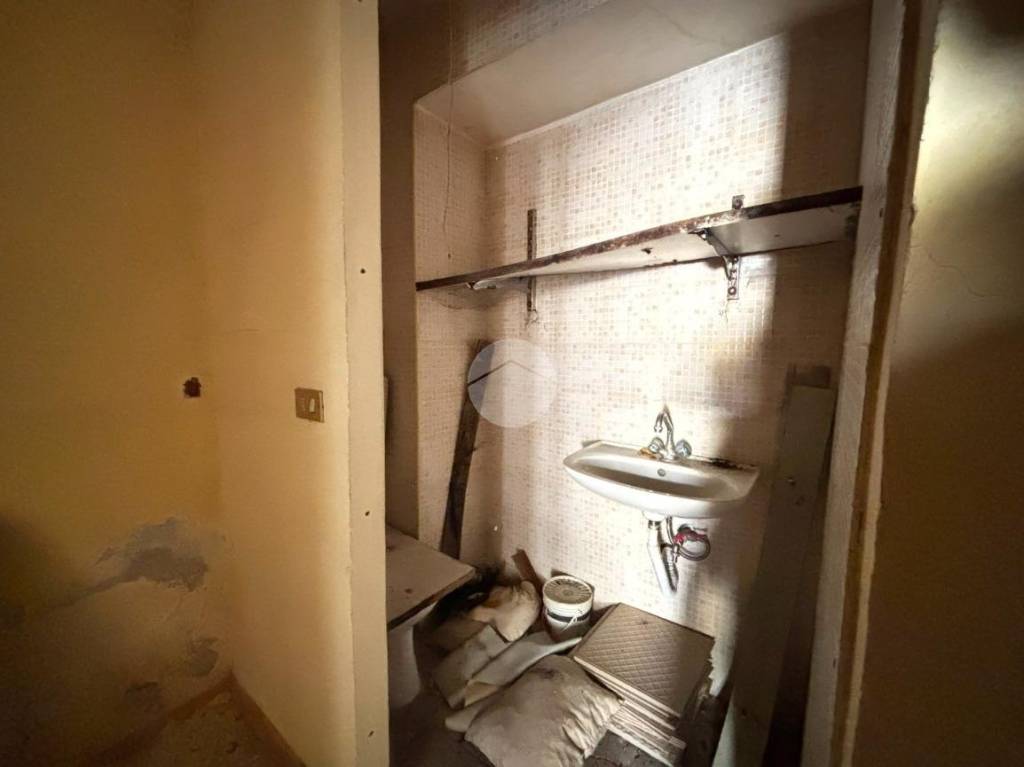 negozio in vendita a Napoli in zona San Carlo all'Arena