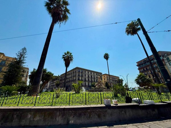 appartamento in vendita a Napoli in zona Chiaia