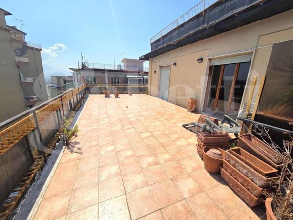 appartamento in vendita a Napoli in zona San Carlo all'Arena