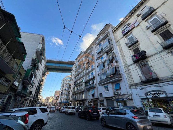 appartamento in vendita a Napoli in zona San Carlo all'Arena
