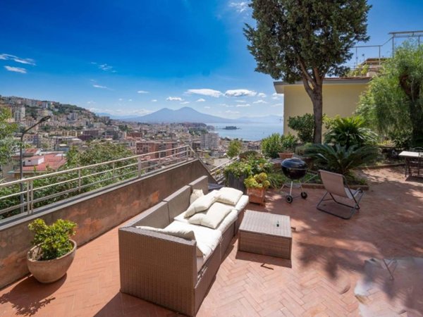 appartamento in vendita a Napoli in zona Chiaia
