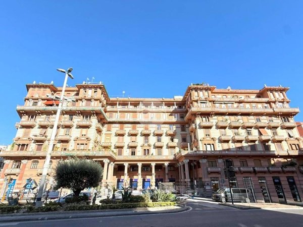 appartamento in vendita a Napoli in zona Chiaia