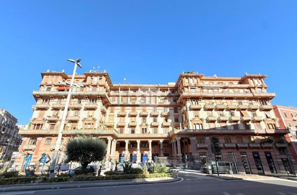 appartamento in vendita a Napoli in zona Chiaia