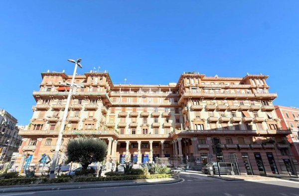 appartamento in vendita a Napoli in zona Chiaia