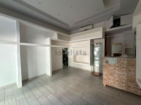 locale commerciale in vendita a Napoli in zona Secondigliano
