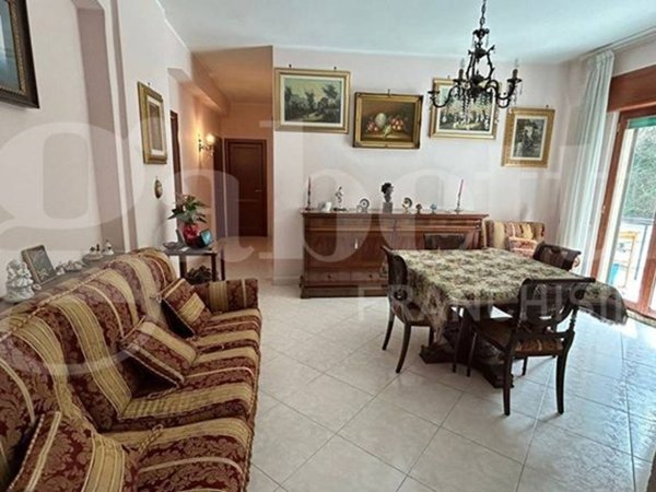 appartamento in vendita a Napoli in zona San Carlo all'Arena