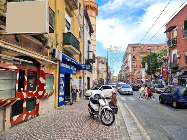 locale commerciale in vendita a Napoli in zona San Giovanni a Teduccio