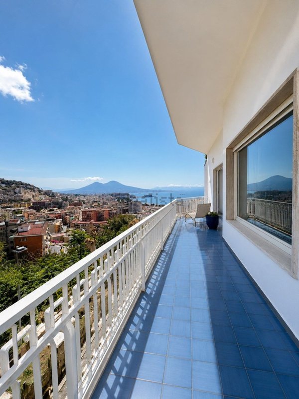appartamento in vendita a Napoli in zona Chiaia