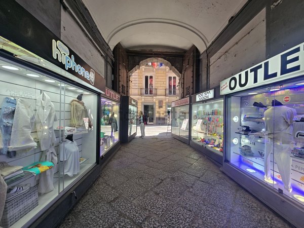 locale commerciale in vendita a Napoli in zona San Ferdinando