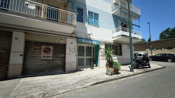 locale commerciale in vendita a Napoli in zona Bagnoli