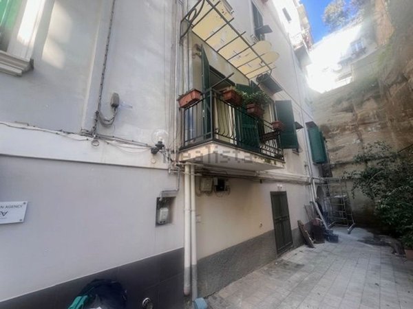 appartamento in vendita a Napoli in zona Chiaia