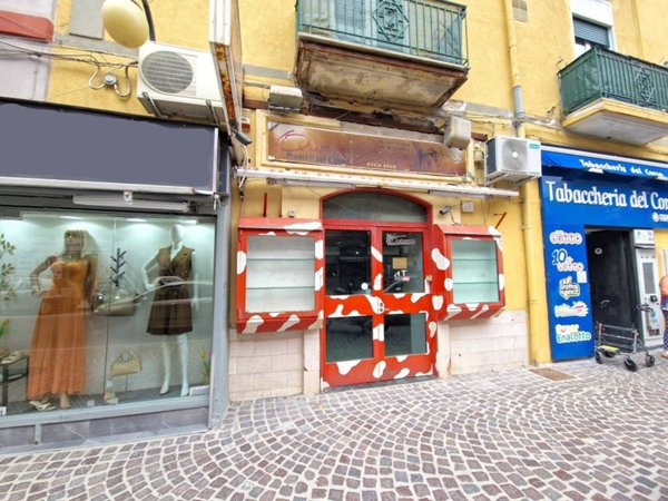 negozio in vendita a Napoli in zona San Giovanni a Teduccio