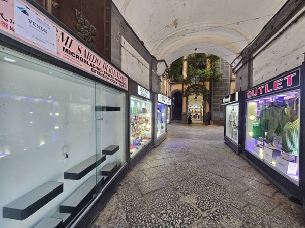 negozio in vendita a Napoli in zona Chiaia