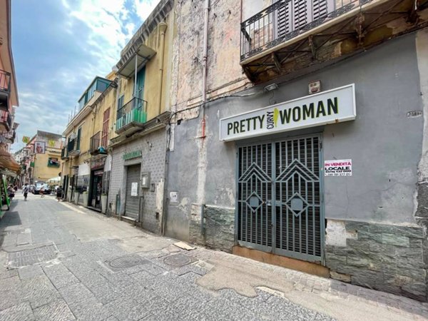 negozio in vendita a Napoli in zona Barra