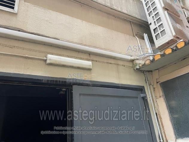 locale commerciale in vendita a Napoli in zona Chiaia